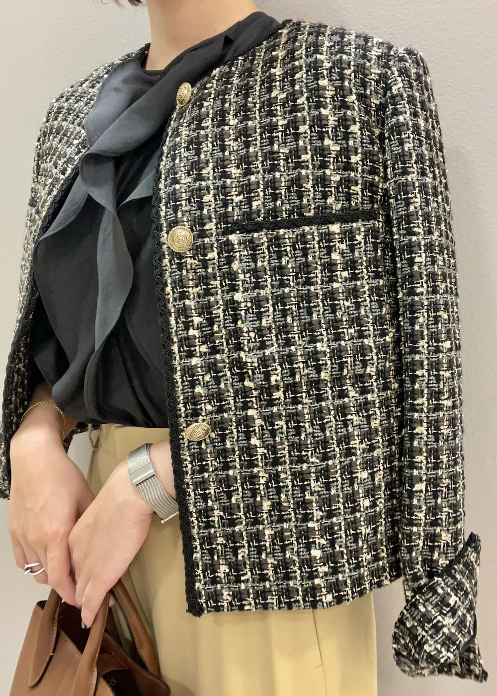 ブラック系のシャツ/ブラウス、ベージュ系のその他パンツ、ブラック系のノーカラージャケットを着用したレディースの秋コーディネートの8枚目の写真