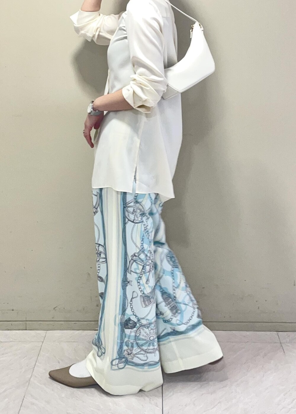 ホワイト系のハンドバッグ、ホワイト系のその他パンツ、ホワイト系のシャツ/ブラウスを着用したレディースの春コーディネートの5枚目の写真