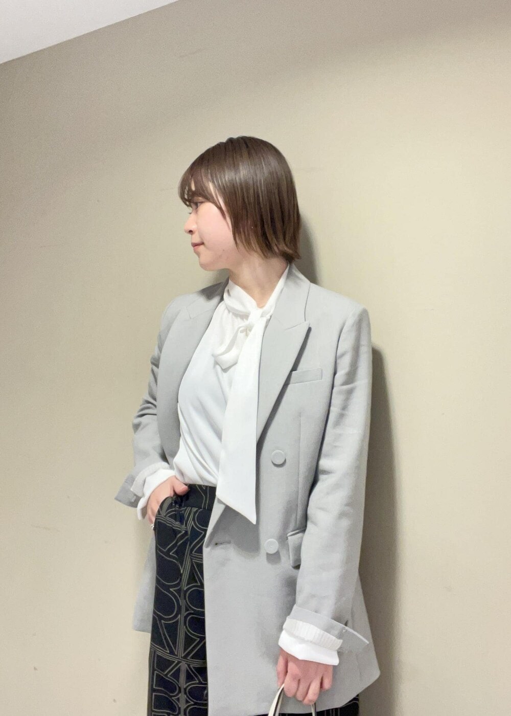 ブラック系のその他パンツ、ホワイト系のシャツ/ブラウス、ホワイト系のトートバッグを着用したレディースの冬コーディネートの6枚目の写真