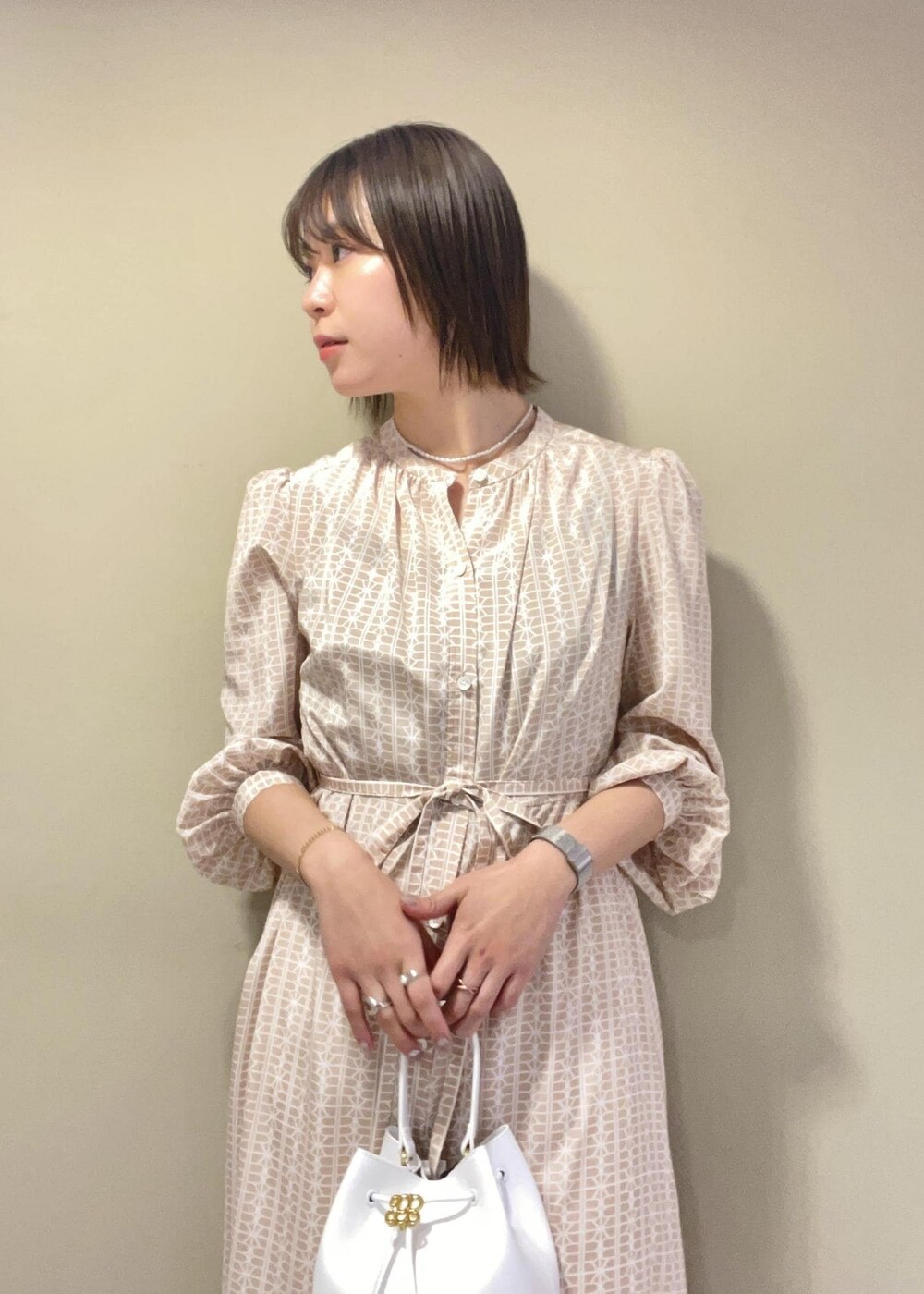 ホワイト系のハンドバッグ、ピンク系のワンピース、ホワイト系のその他パンツを着用したレディースの春コーディネートの6枚目の写真