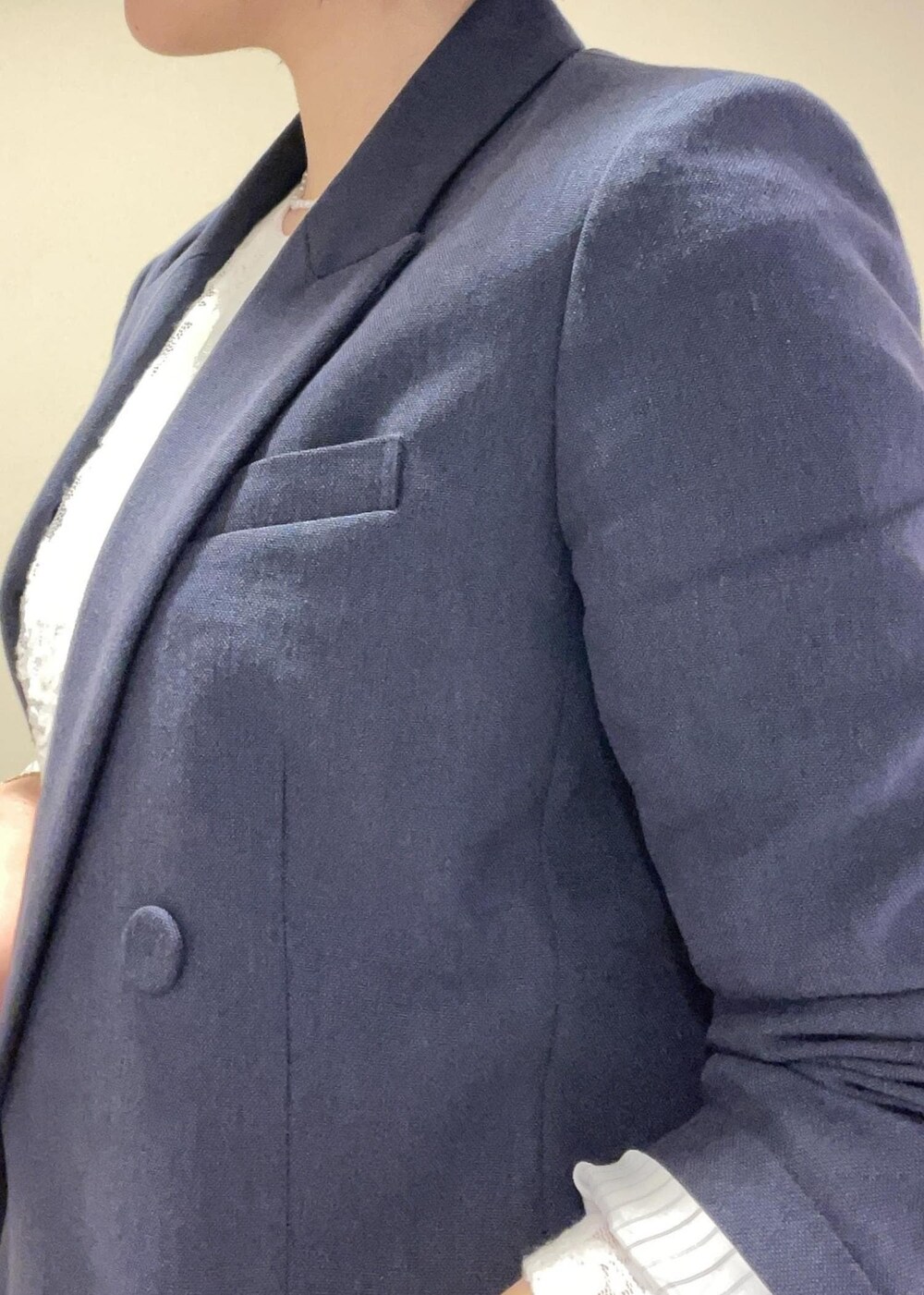 ホワイト系のその他パンツ、グリーン系のハンドバッグ、ブラック系のパンプスを着用したレディースの春コーディネートの7枚目の写真