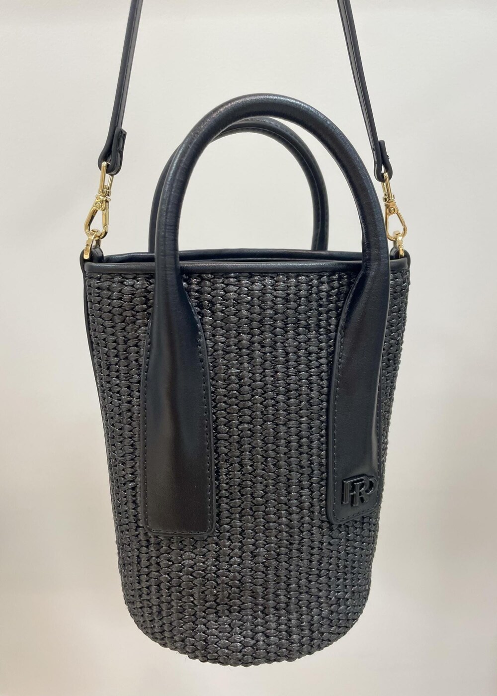 ブルー系のカーディガン/ボレロ、ブラック系のサンダル、ブラック系のハンドバッグを着用したレディースの夏コーディネートの8枚目の写真