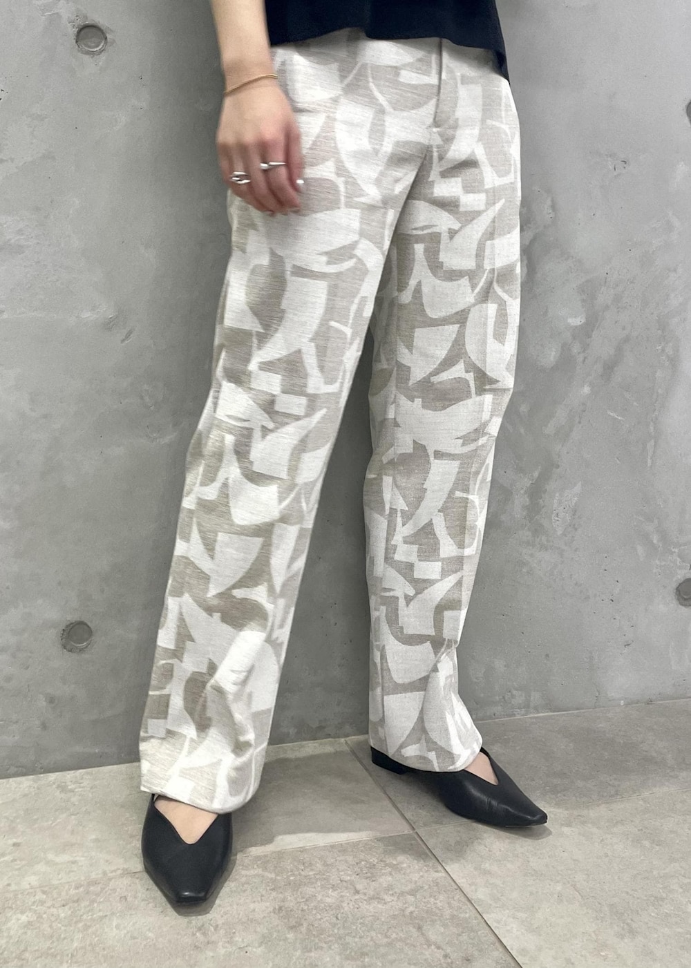 グリーン系のトートバッグ、ブラック系のパンプス、ブルー系のニット/セーターを着用したレディースの春コーディネートの9枚目の写真