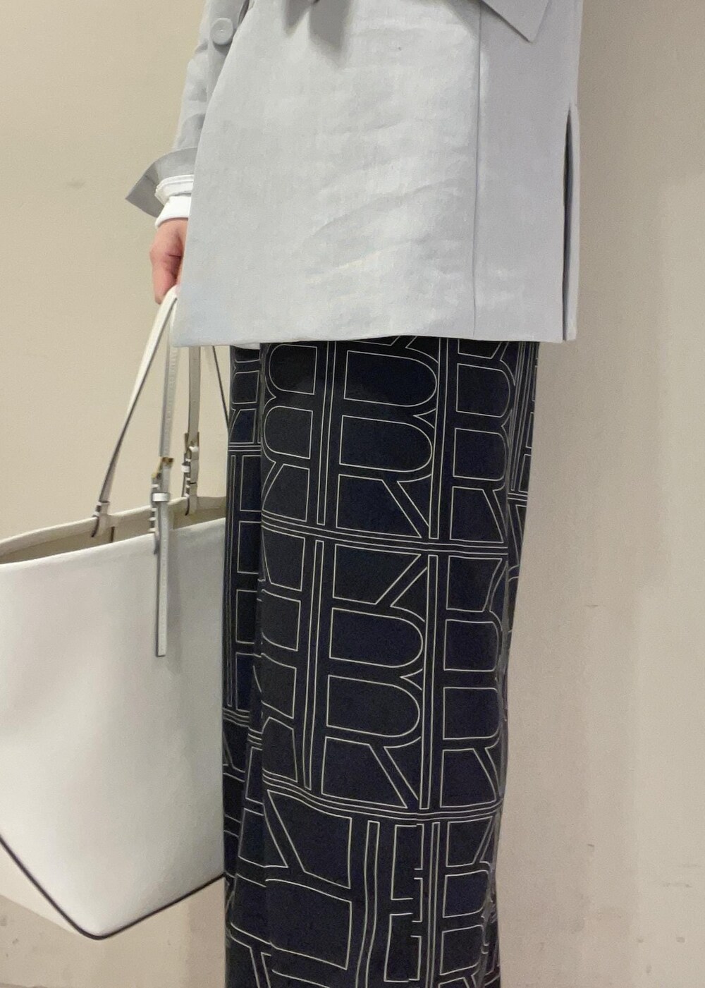 ブラック系のその他パンツ、ホワイト系のシャツ/ブラウス、ホワイト系のトートバッグを着用したレディースの冬コーディネートの9枚目の写真