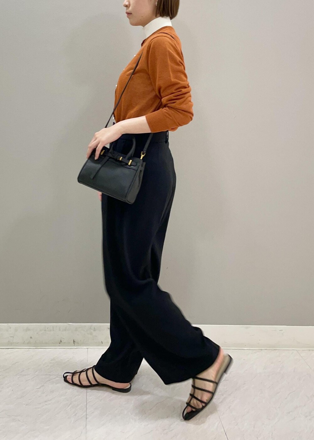 ブラック系のその他パンツ、ブラック系のハンドバッグ、ブラック系のサンダルを着用したレディースの春コーディネートの4枚目の写真