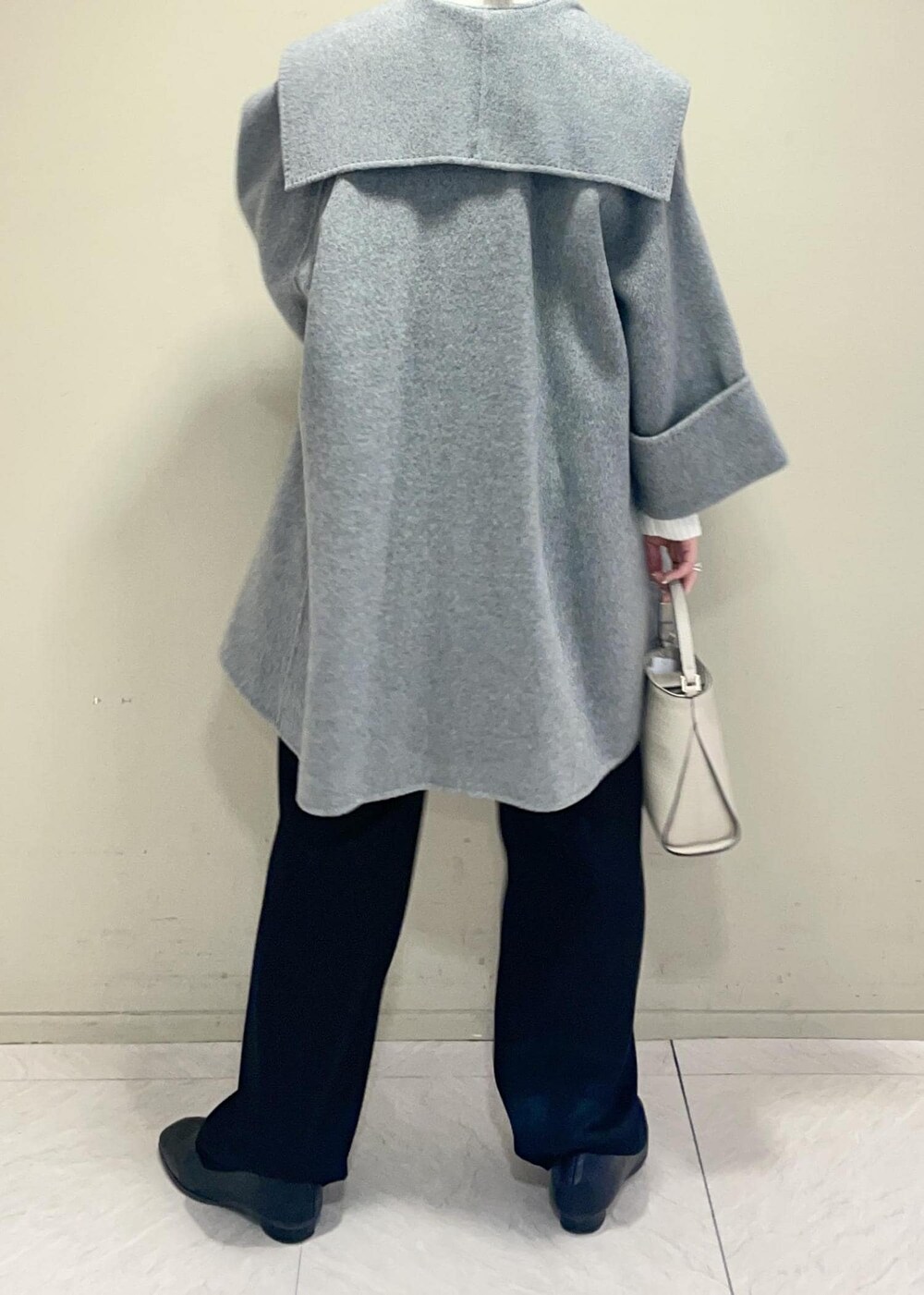 グレー系のその他アウター、ベージュ系のショルダーバッグ、ブラック系のカーゴパンツを着用したレディースの秋コーディネートの4枚目の写真