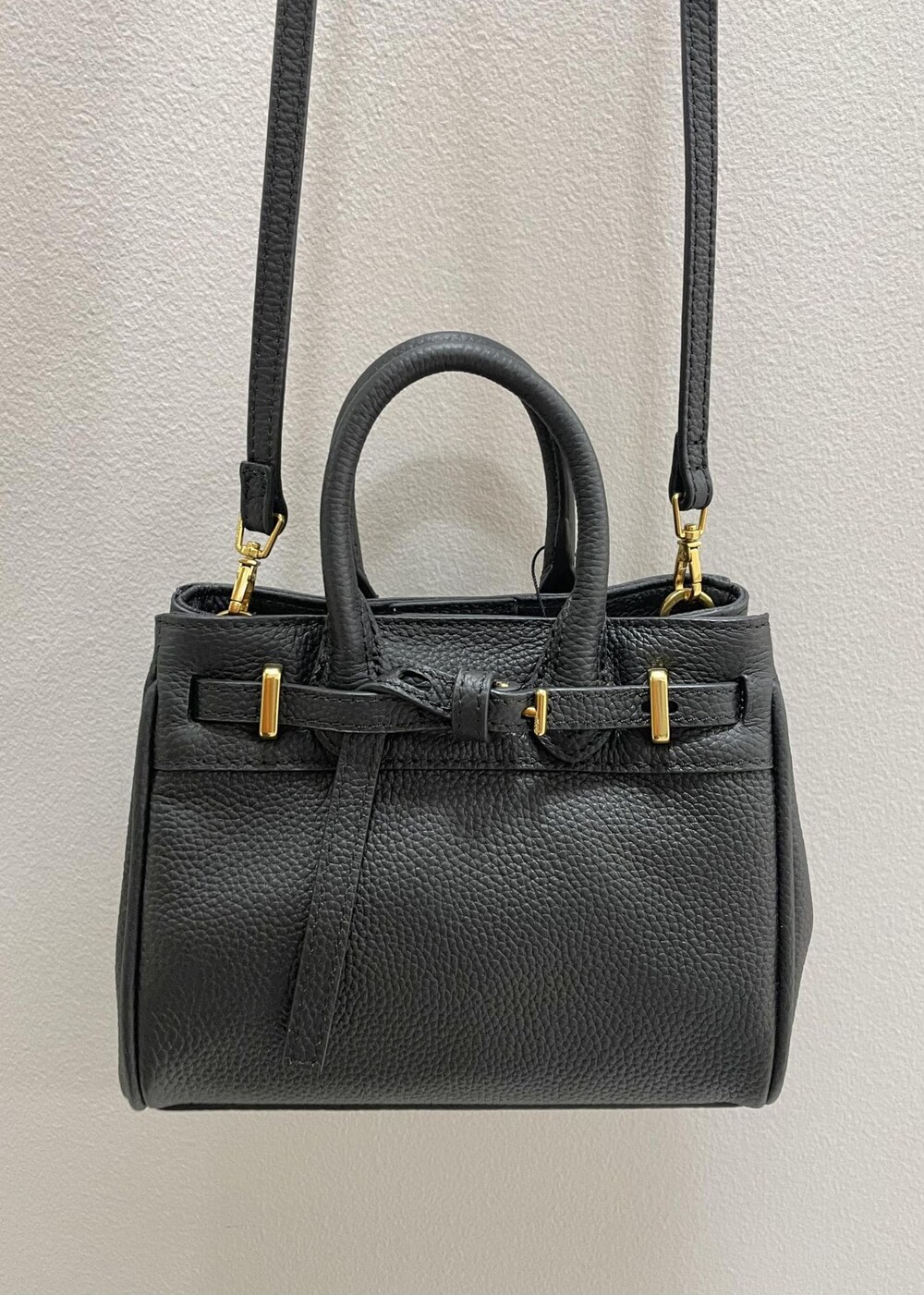 ブラック系のその他パンツ、ブラック系のハンドバッグ、ブラック系のサンダルを着用したレディースの春コーディネートの9枚目の写真