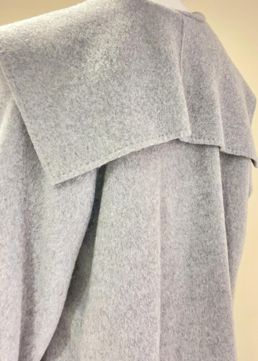 グレー系のその他アウター、ベージュ系のショルダーバッグ、ブラック系のカーゴパンツを着用したレディースの秋コーディネートの9枚目の写真