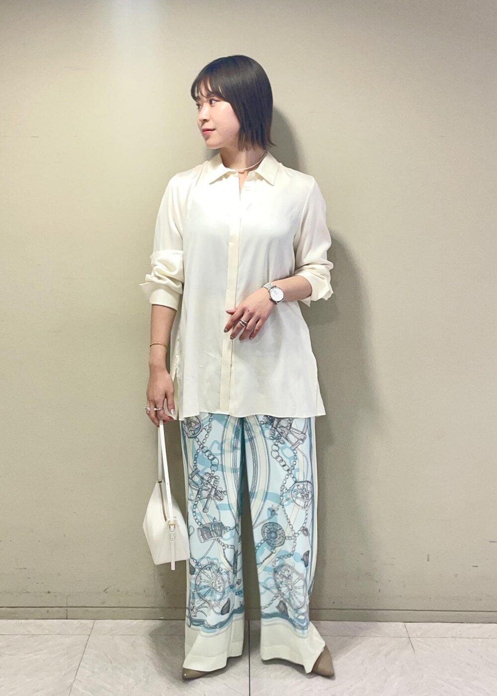 ホワイト系のハンドバッグ、ホワイト系のその他パンツ、ホワイト系のシャツ/ブラウスを着用したレディースの春コーディネートの3枚目の写真