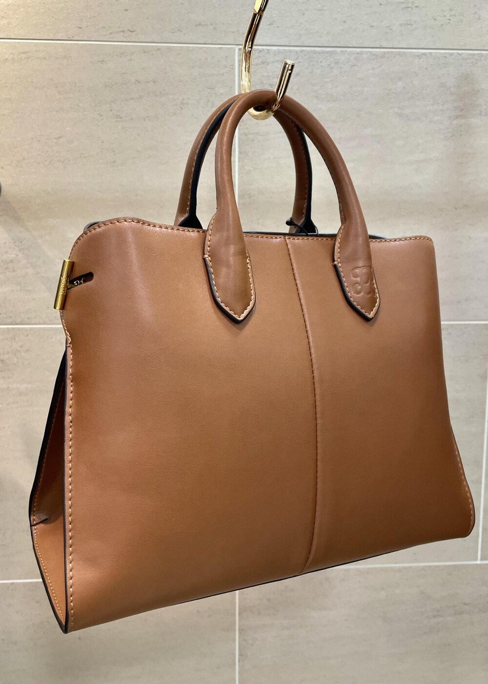 ベージュ系のその他パンツ、ブラック系のノーカラージャケット、ブラック系のパンプスを着用したレディースの秋コーディネートの10枚目の写真