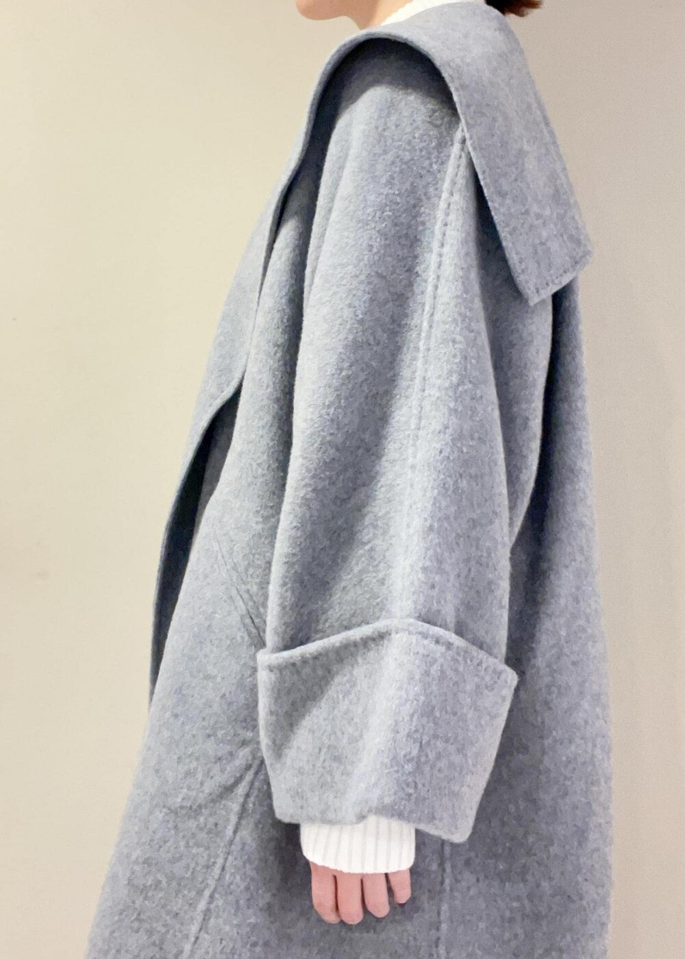 グレー系のその他アウター、ベージュ系のショルダーバッグ、ブラック系のカーゴパンツを着用したレディースの秋コーディネートの8枚目の写真