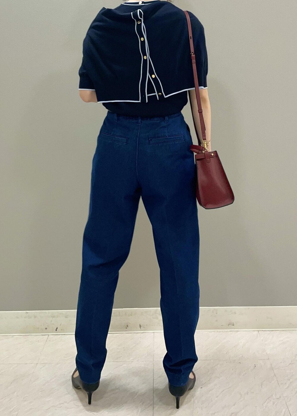 レッド系のショルダーバッグ、ブルー系のカーディガン/ボレロ、ブラック系のパンプスを着用したレディースの夏コーディネートの5枚目の写真