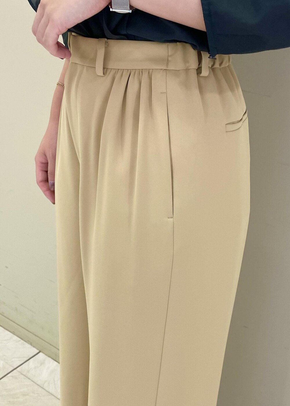 ベージュ系のその他パンツ、ブラック系のノーカラージャケット、ブラック系のパンプスを着用したレディースの秋コーディネートの9枚目の写真