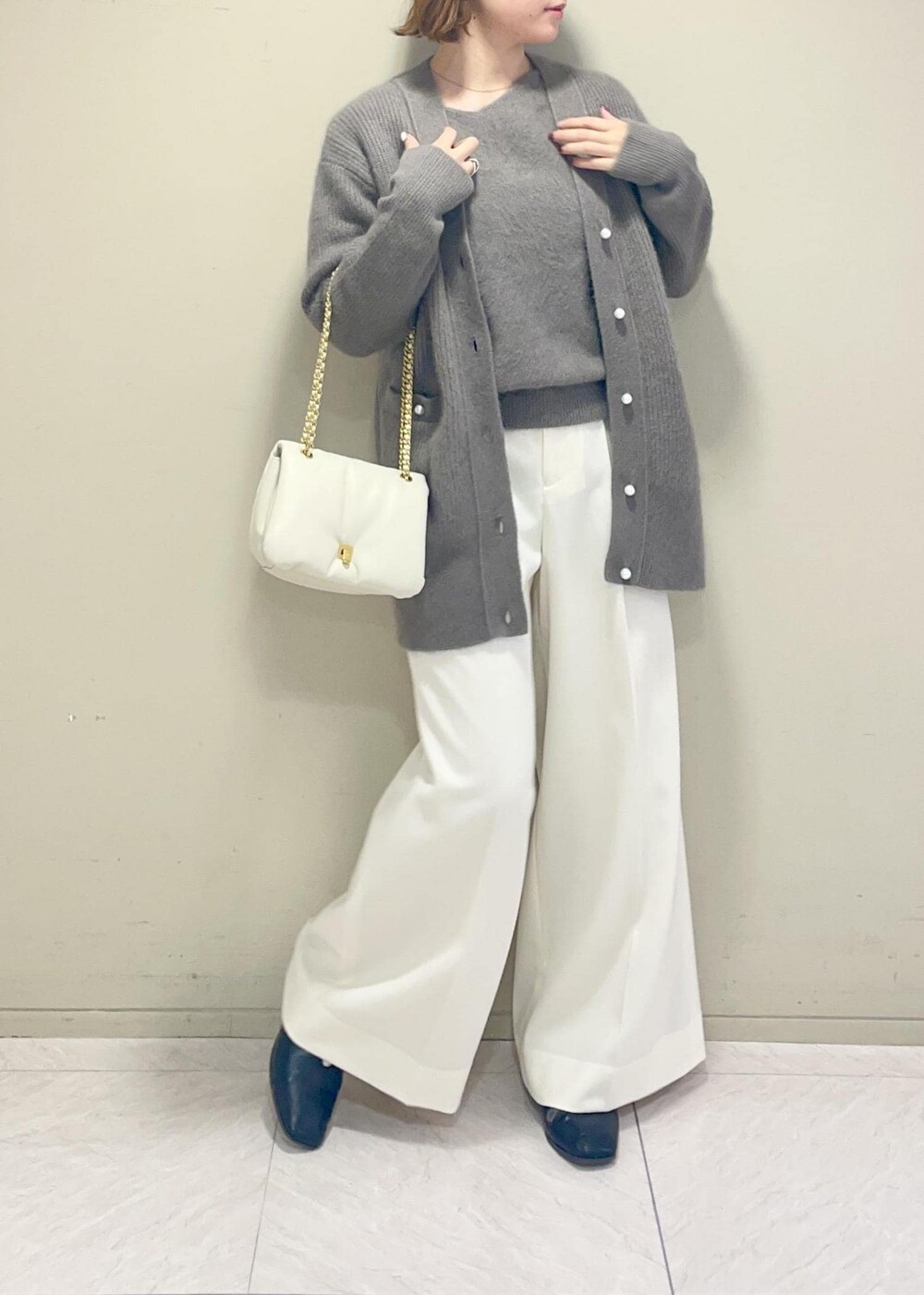 ホワイト系のハンドバッグ、ブラウン系のカーディガン/ボレロ、ブラウン系のニット/セーターを着用したレディースの秋コーディネートの7枚目の写真