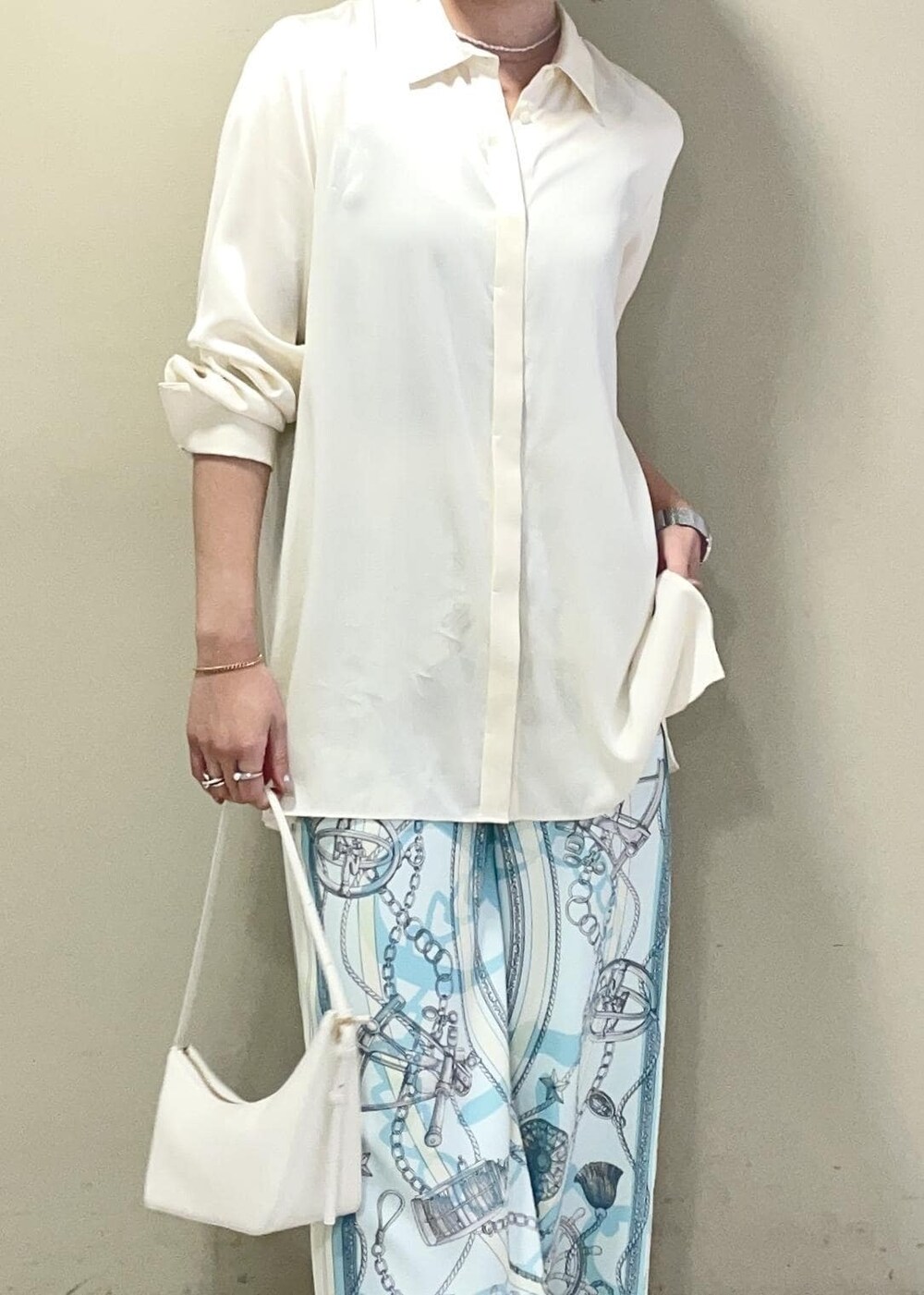 ホワイト系のハンドバッグ、ホワイト系のその他パンツ、ホワイト系のシャツ/ブラウスを着用したレディースの春コーディネートの6枚目の写真