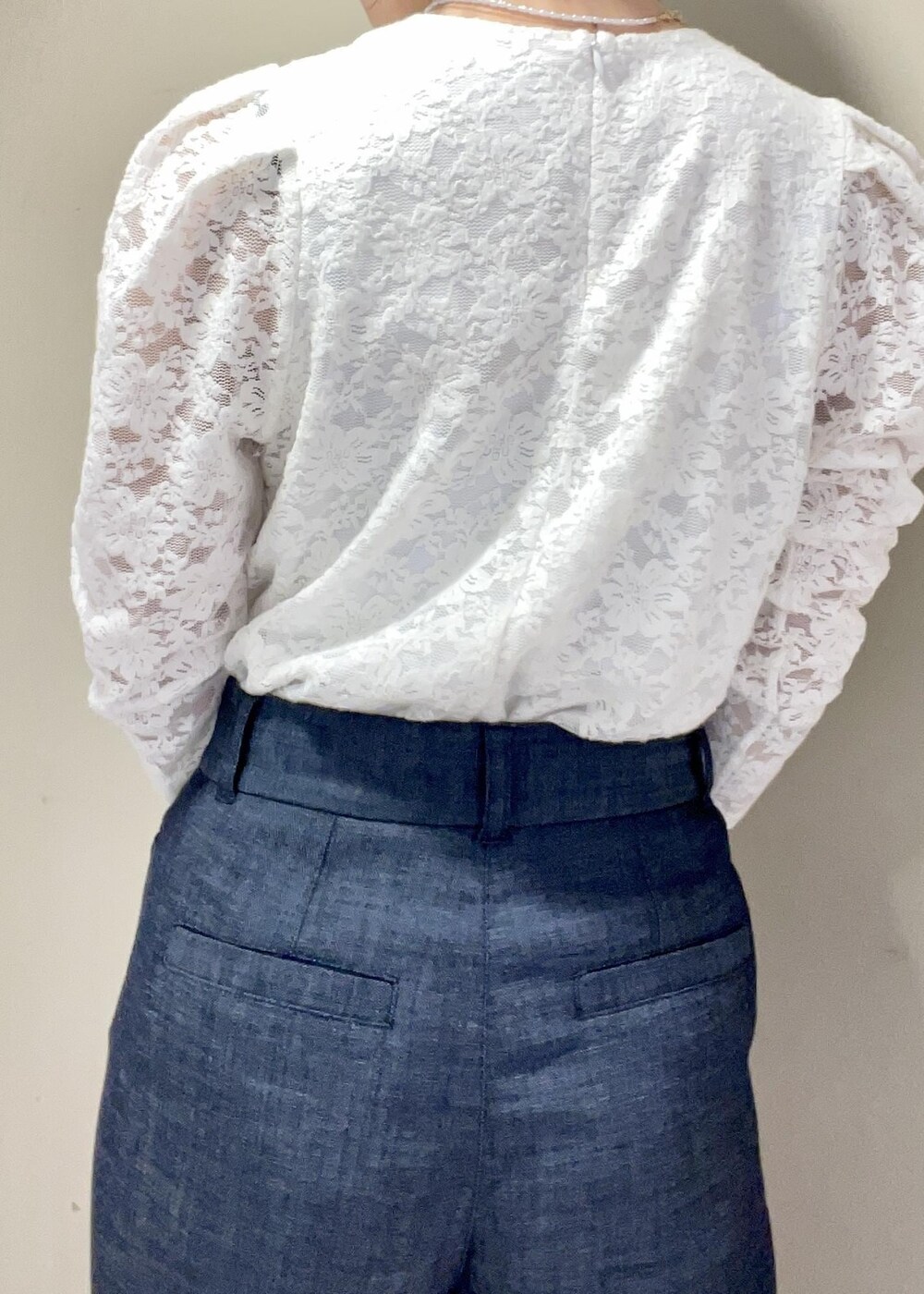 ブラック系のパンプス、イエロー系のカーディガン/ボレロ、ホワイト系のTシャツ/カットソーを着用したレディースの春コーディネートの9枚目の写真