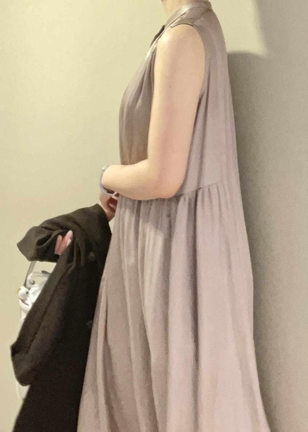 ホワイト系のハンドバッグ、ブラック系のサンダル、ブラウン系のテーラードジャケットを着用したレディースの春コーディネートの10枚目の写真