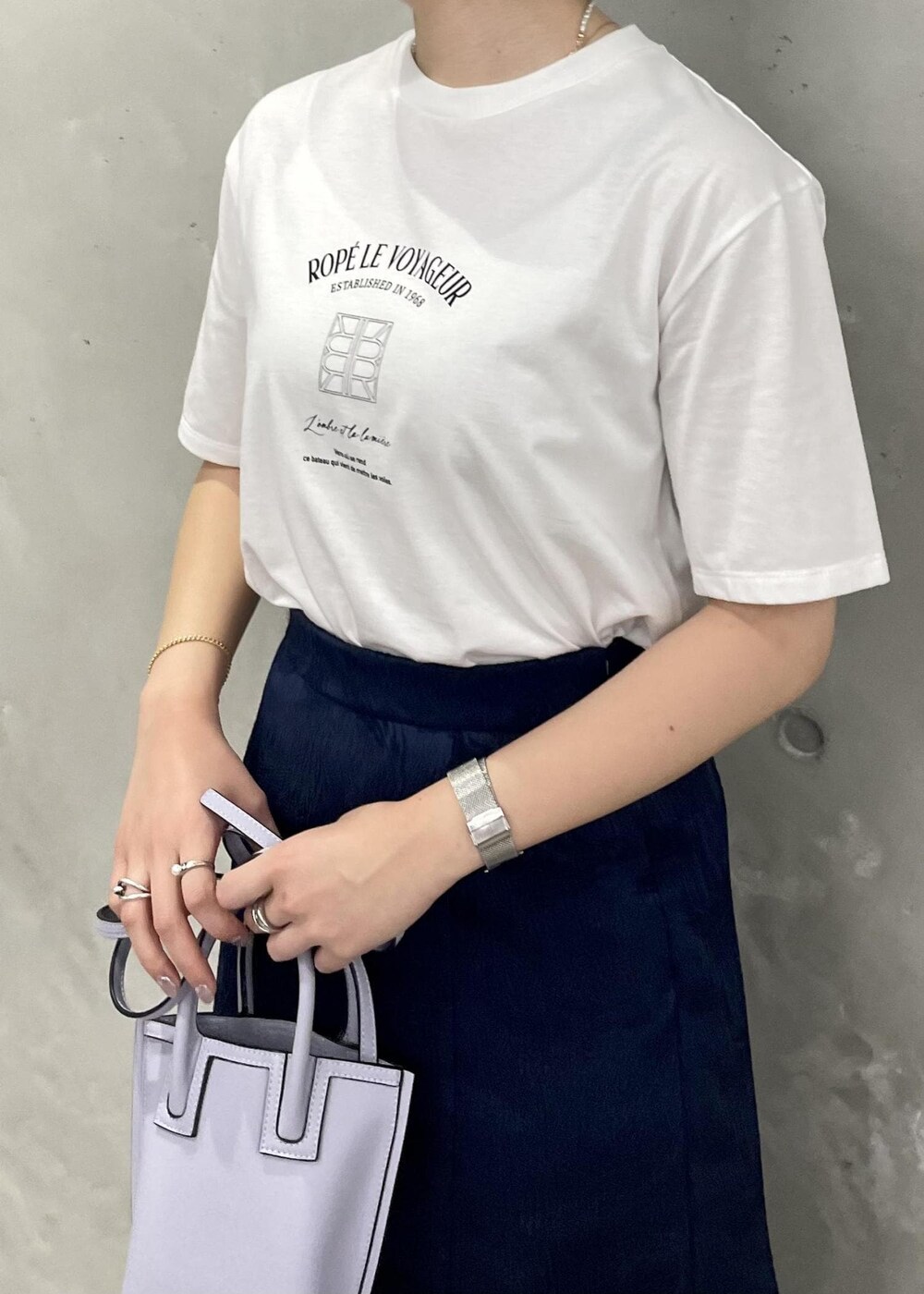 ベージュ系のパンプス、ブルー系のスカート、ホワイト系のTシャツ/カットソーを着用したレディースの春コーディネートの5枚目の写真