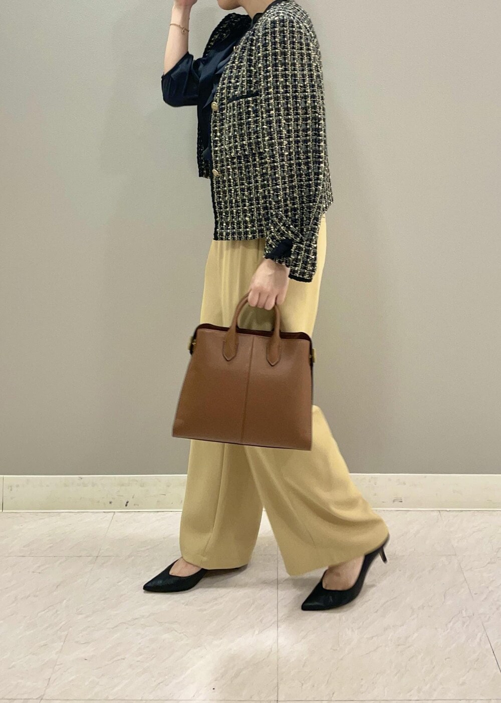 ベージュ系のその他パンツ、ブラック系のノーカラージャケット、ブラック系のパンプスを着用したレディースの秋コーディネートの2枚目の写真