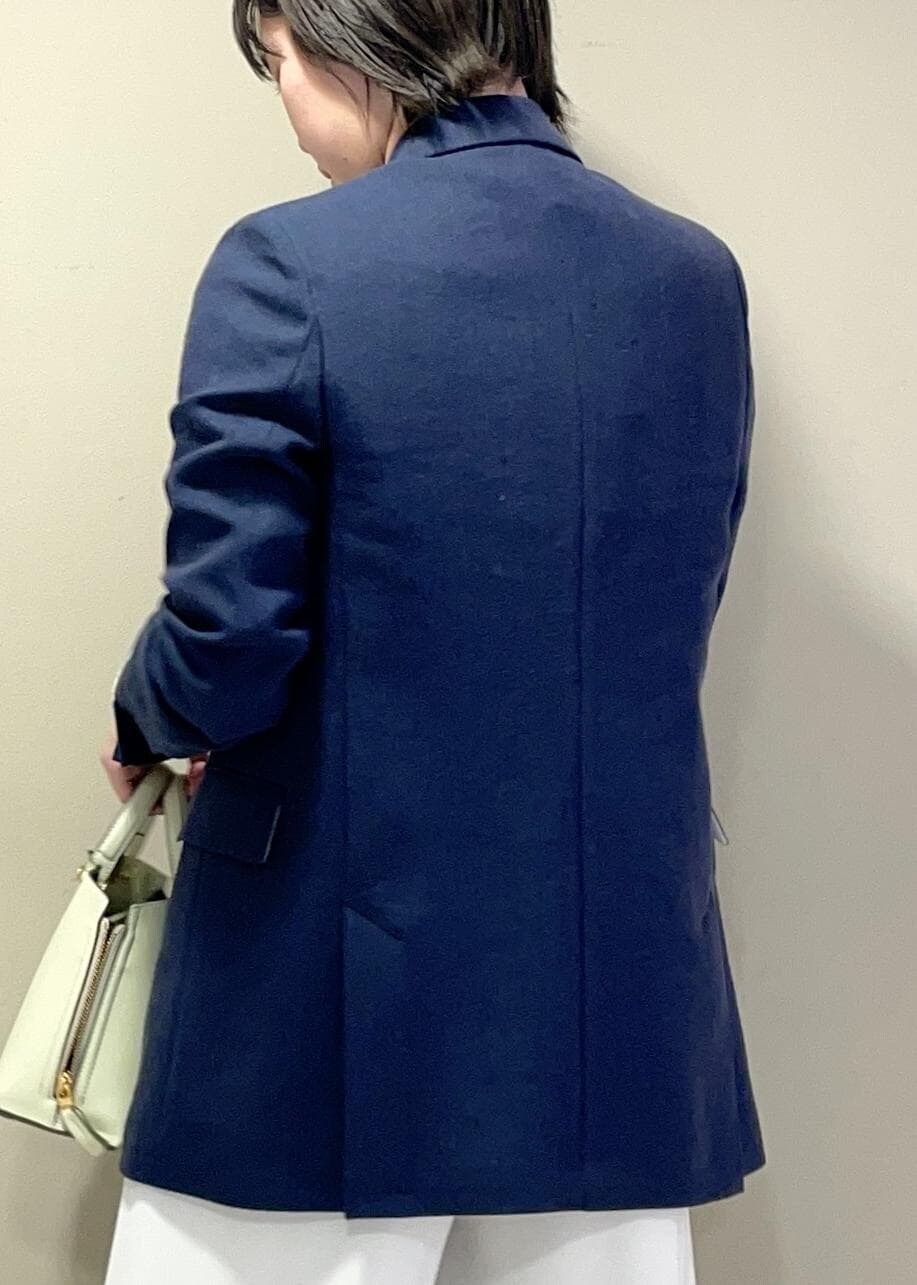 ホワイト系のその他パンツ、グリーン系のハンドバッグ、ブラック系のパンプスを着用したレディースの春コーディネートの10枚目の写真