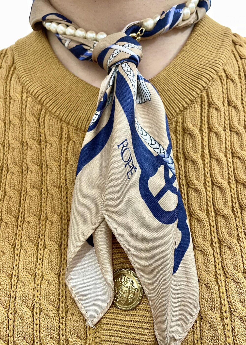 イエロー系のベスト、ブラック系のトートバッグ、ブラウン系のその他パンツを着用したレディースの夏コーディネートの10枚目の写真