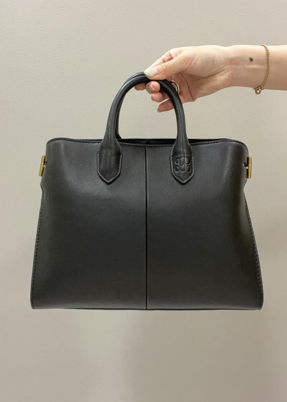 オレンジ系のカーディガン/ボレロ、ブルー系のデニムパンツ、ブラック系のパンプスを着用したレディースの夏コーディネートの6枚目の写真