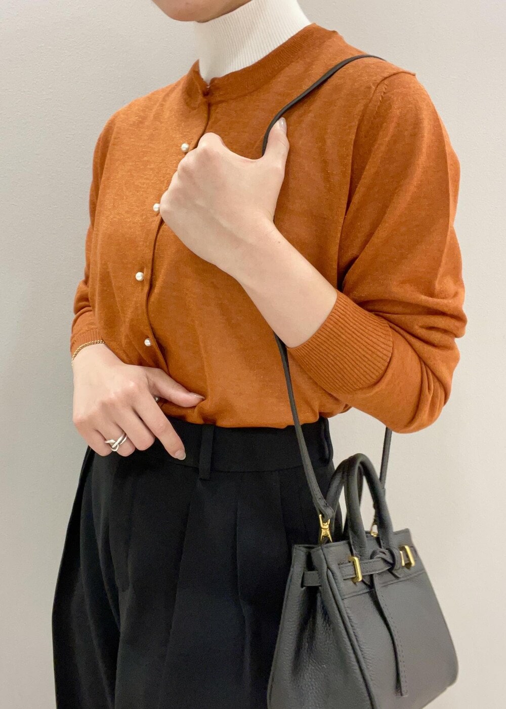 ブラック系のその他パンツ、ブラック系のハンドバッグ、ブラック系のサンダルを着用したレディースの春コーディネートの6枚目の写真