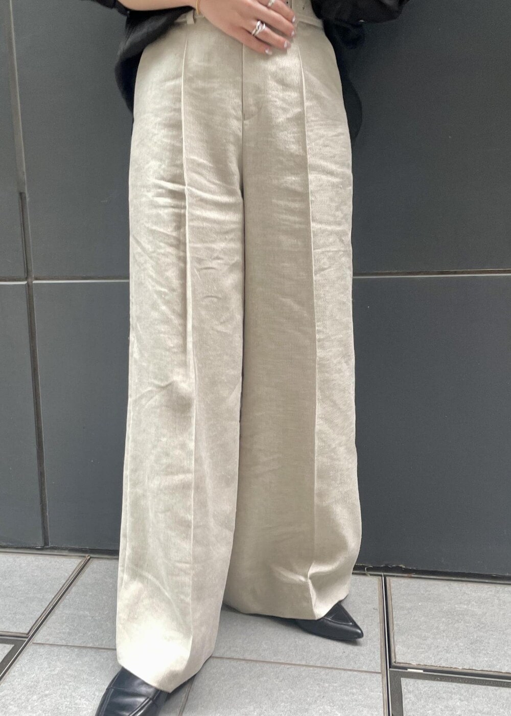 ブラック系のパンプス、ホワイト系のショルダーバッグ、ベージュ系のその他パンツを着用したレディースの春コーディネートの7枚目の写真