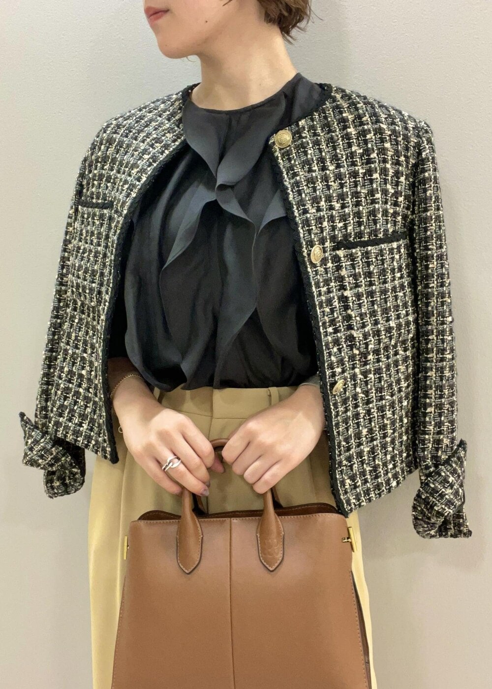 ベージュ系のその他パンツ、ブラック系のノーカラージャケット、ブラック系のパンプスを着用したレディースの秋コーディネートの5枚目の写真