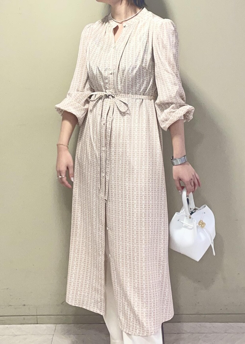 ホワイト系のハンドバッグ、ピンク系のワンピース、ホワイト系のその他パンツを着用したレディースの春コーディネートの5枚目の写真