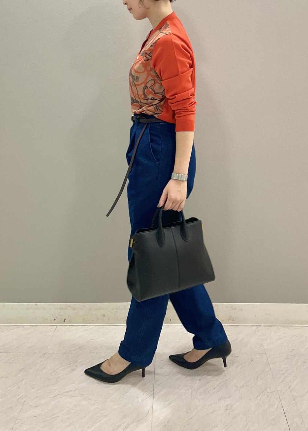 オレンジ系のカーディガン/ボレロ、ブルー系のデニムパンツ、ブラック系のパンプスを着用したレディースの夏コーディネートの4枚目の写真