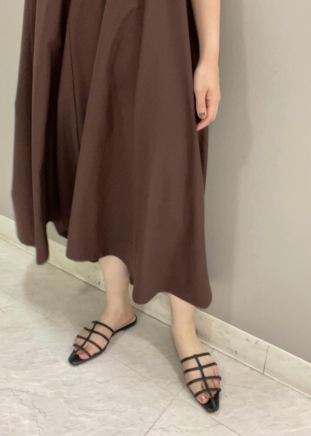 ブラック系のサンダル、ベージュ系のカーディガン/ボレロ、ブラウン系のワンピースを着用したレディースの夏コーディネートの8枚目の写真
