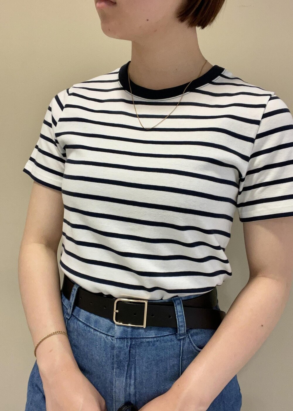 ブルー系のカーディガン/ボレロ、ブラック系のサンダル、ブラック系のハンドバッグを着用したレディースの夏コーディネートの7枚目の写真