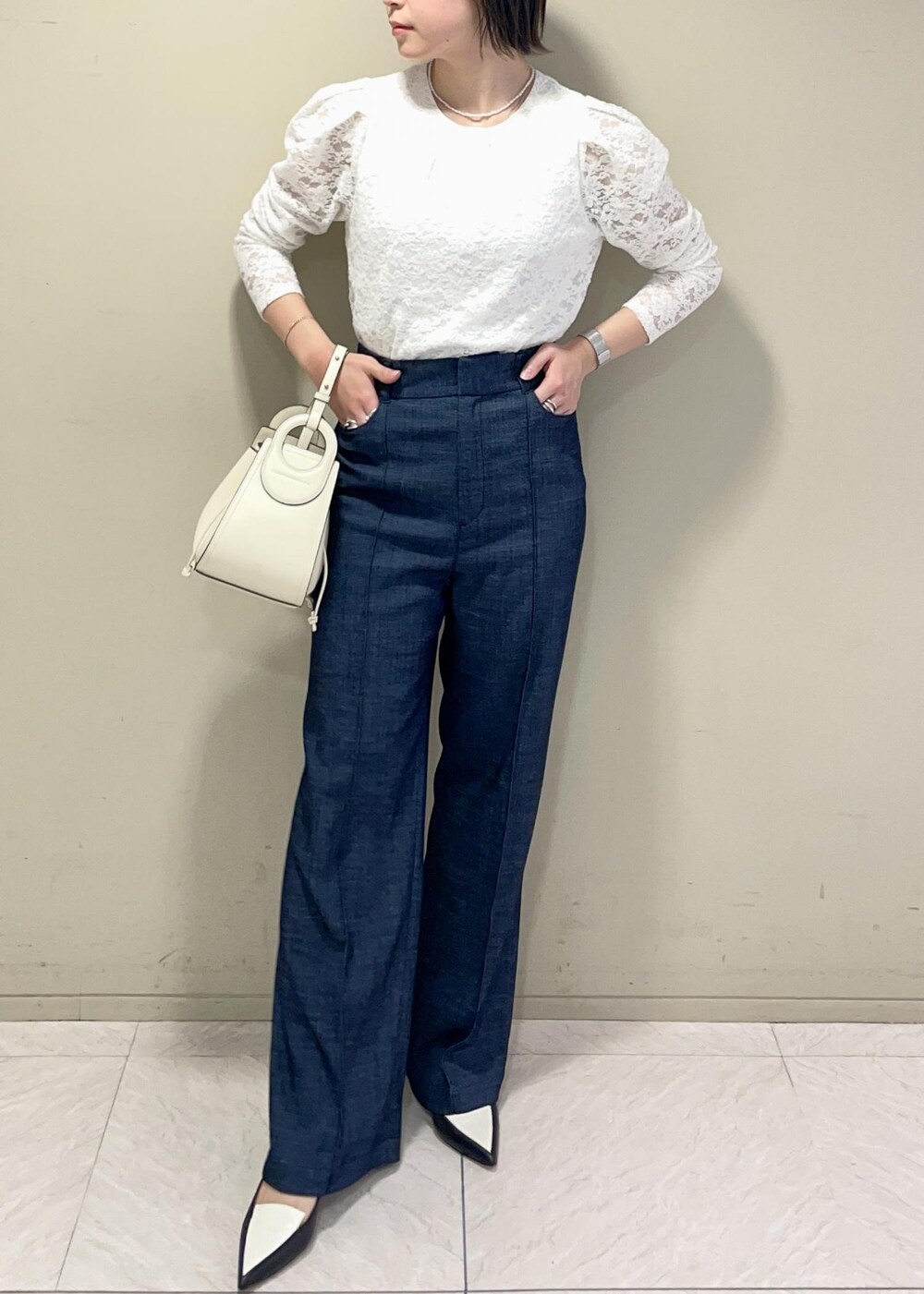 ブラック系のパンプス、イエロー系のカーディガン/ボレロ、ホワイト系のTシャツ/カットソーを着用したレディースの春コーディネートの5枚目の写真