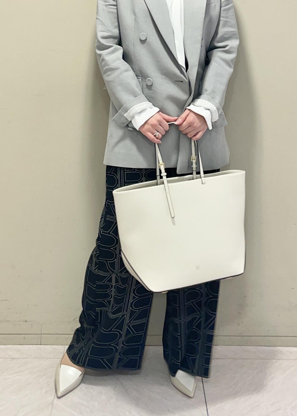 ブラック系のその他パンツ、ホワイト系のシャツ/ブラウス、ホワイト系のトートバッグを着用したレディースの冬コーディネートの5枚目の写真