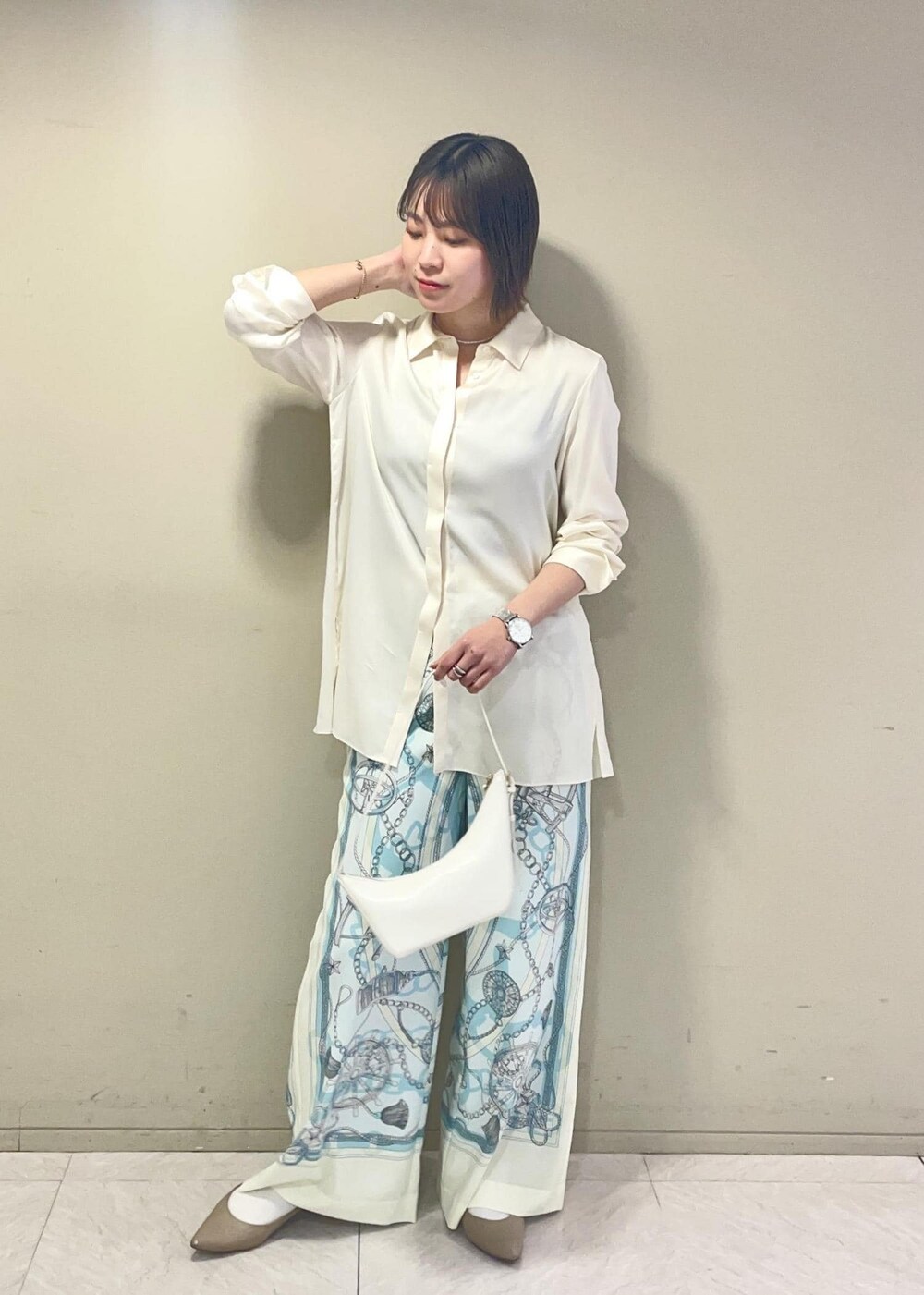 ホワイト系のハンドバッグ、ホワイト系のその他パンツ、ホワイト系のシャツ/ブラウスを着用したレディースの春コーディネートの2枚目の写真