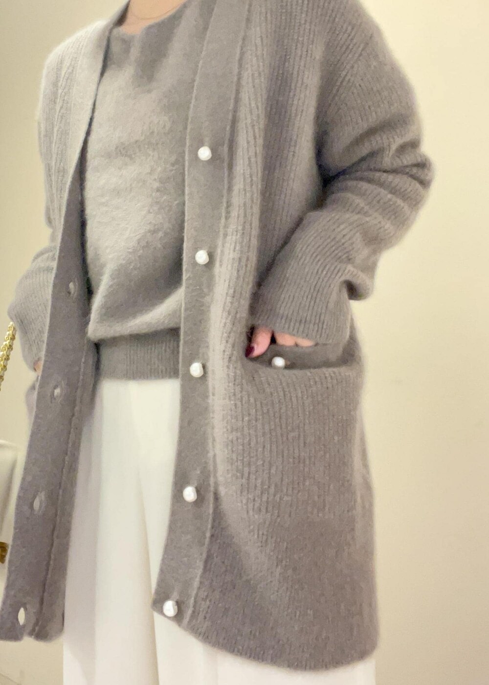 ホワイト系のハンドバッグ、ブラウン系のカーディガン/ボレロ、ブラウン系のニット/セーターを着用したレディースの秋コーディネートの8枚目の写真