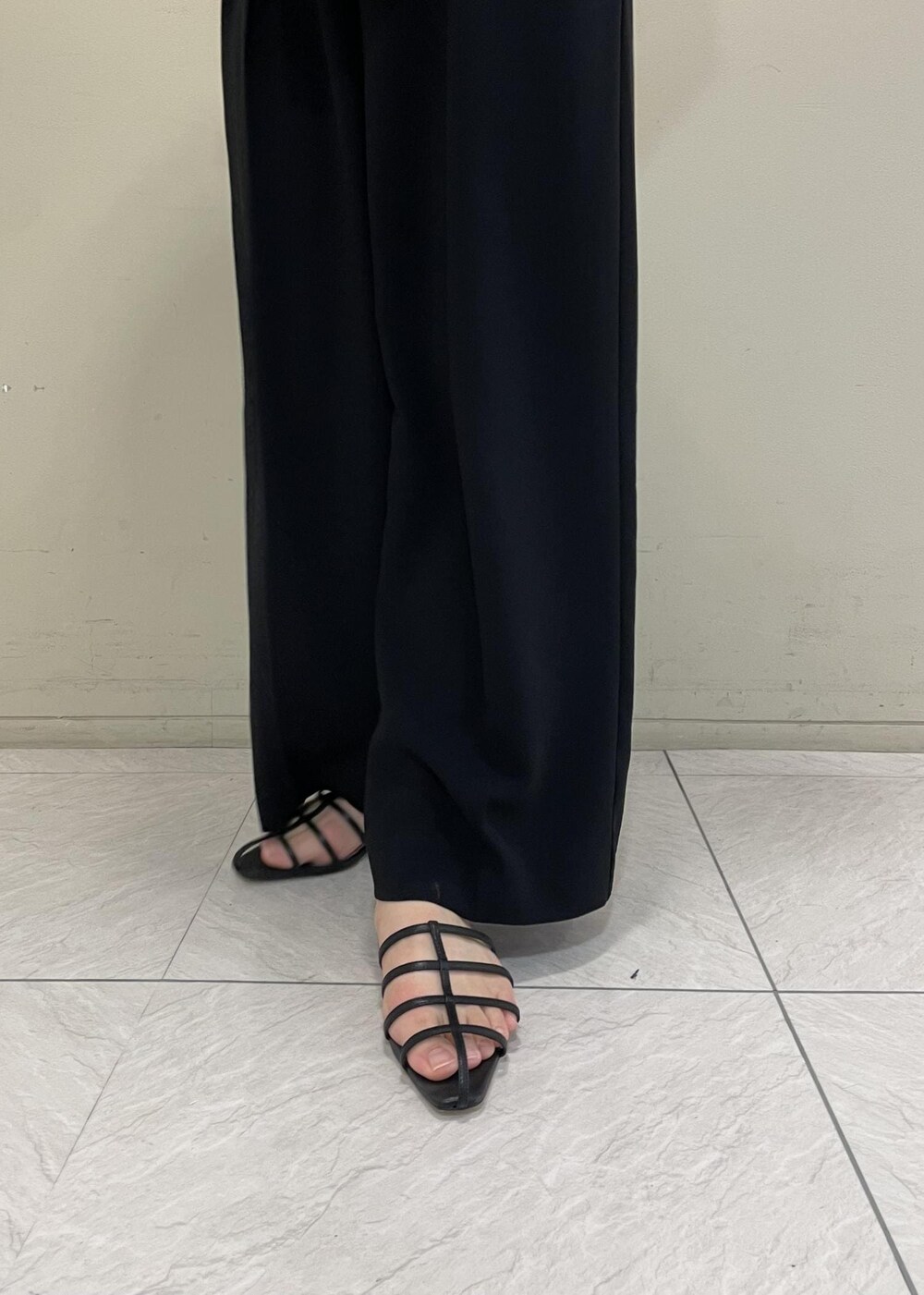 ブラック系のその他パンツ、ブラック系のハンドバッグ、ブラック系のサンダルを着用したレディースの春コーディネートの7枚目の写真