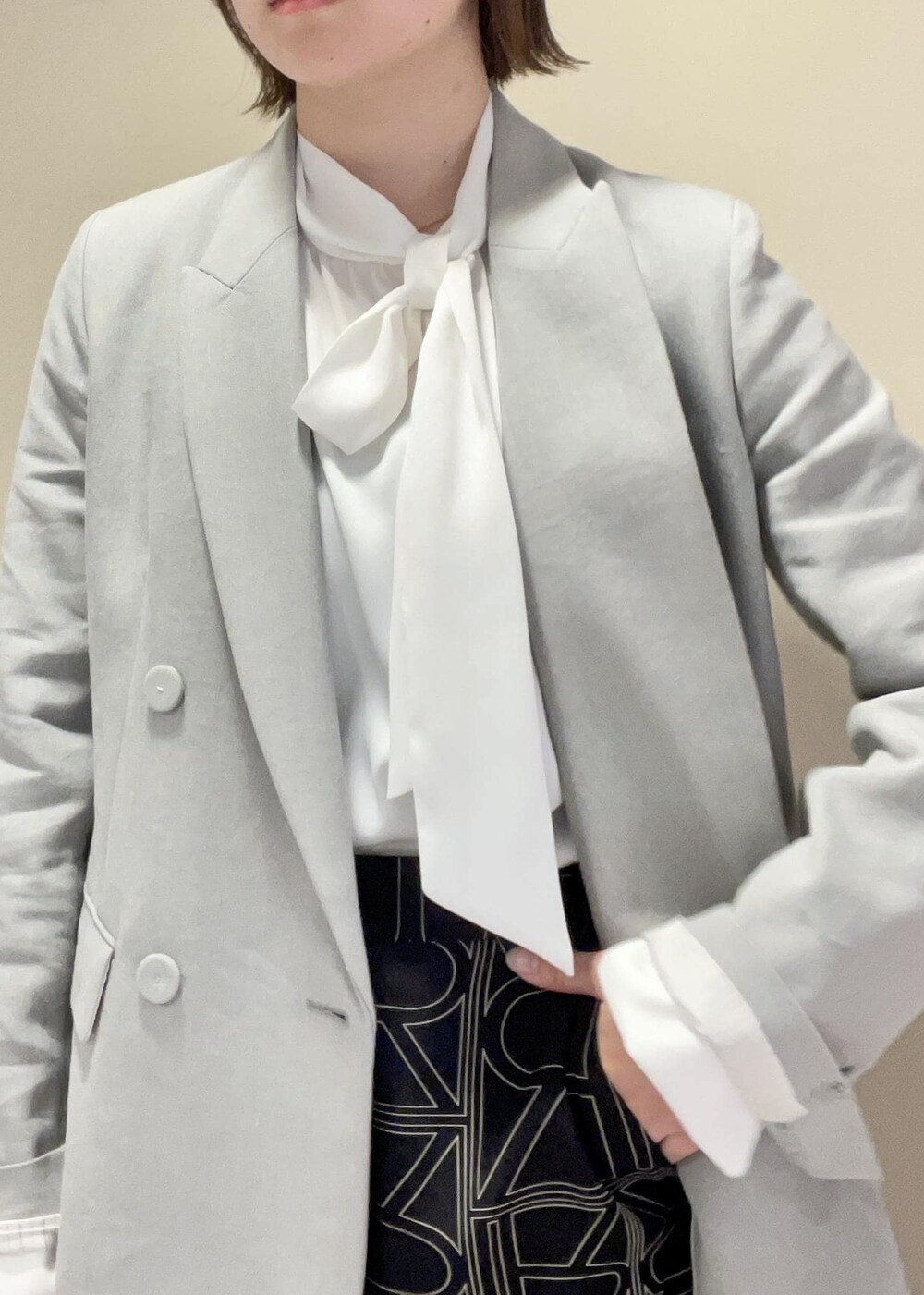 ブラック系のその他パンツ、ホワイト系のシャツ/ブラウス、ホワイト系のトートバッグを着用したレディースの冬コーディネートの7枚目の写真