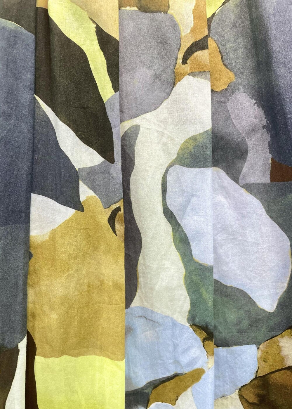 ホワイト系のハンドバッグ、グリーン系のTシャツ/カットソー、ブルー系のスカートを着用したレディースの夏コーディネートの7枚目の写真