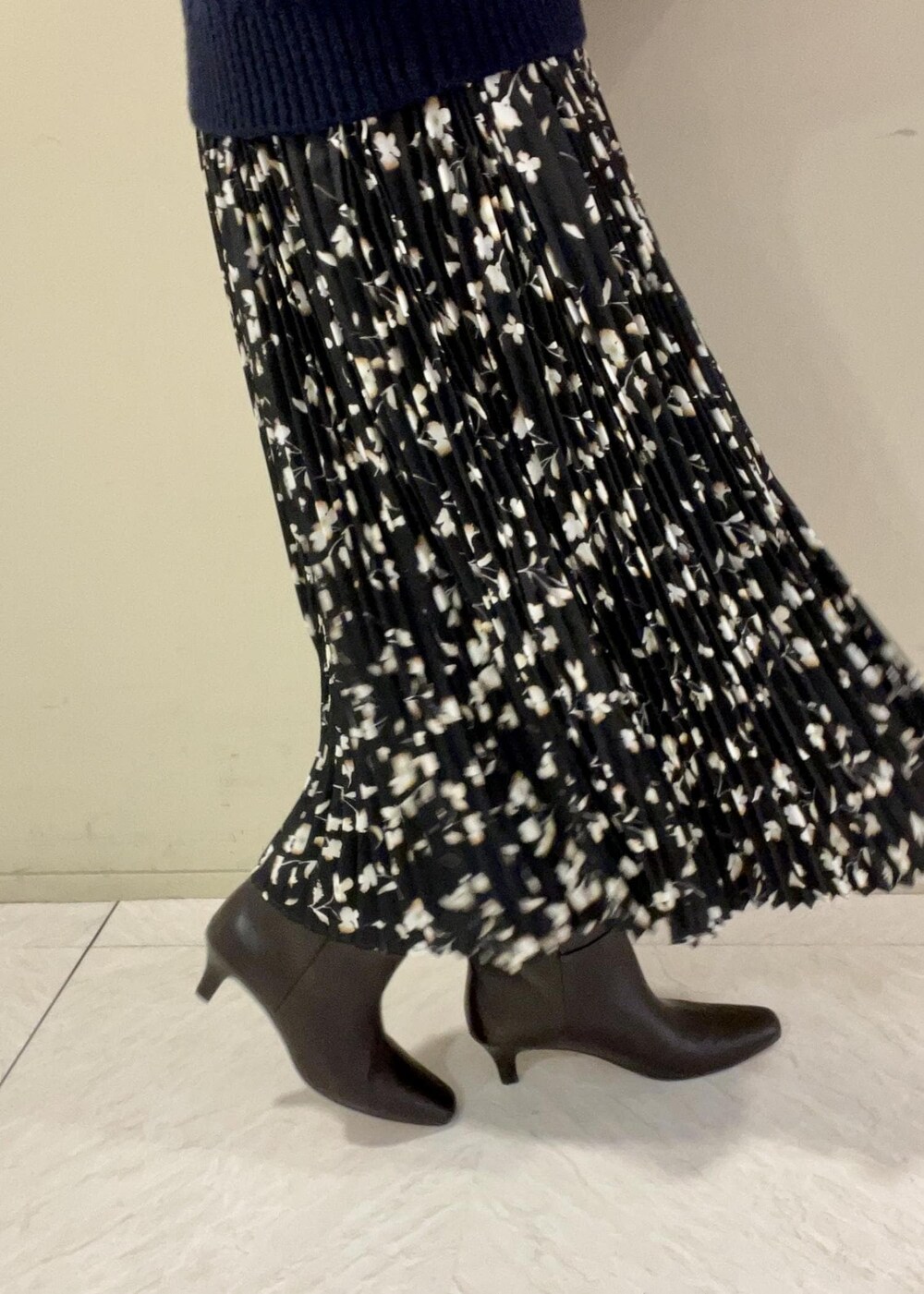 ブラウン系のブーツ、イエロー系のトートバッグ、ブラック系のスカートを着用したレディースの秋コーディネートの8枚目の写真