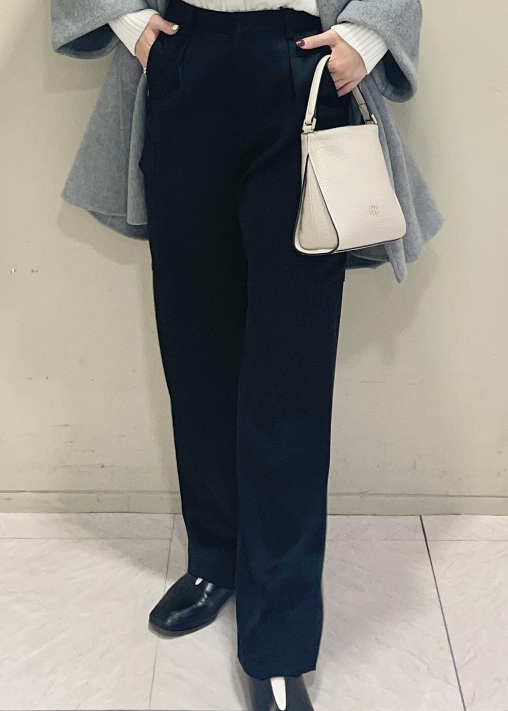 グレー系のその他アウター、ベージュ系のショルダーバッグ、ブラック系のカーゴパンツを着用したレディースの秋コーディネートの10枚目の写真