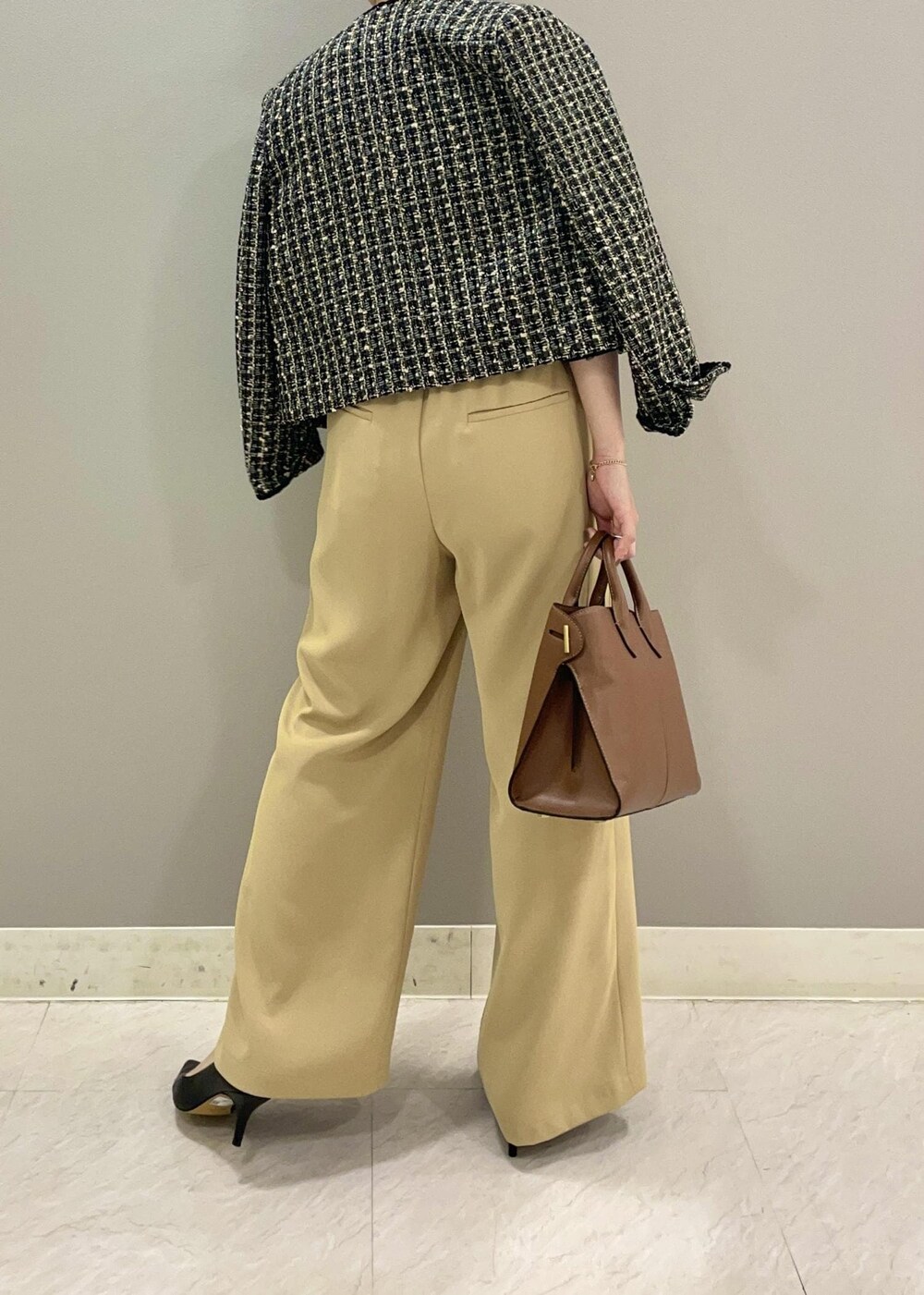 ベージュ系のその他パンツ、ブラック系のノーカラージャケット、ブラック系のパンプスを着用したレディースの秋コーディネートの4枚目の写真