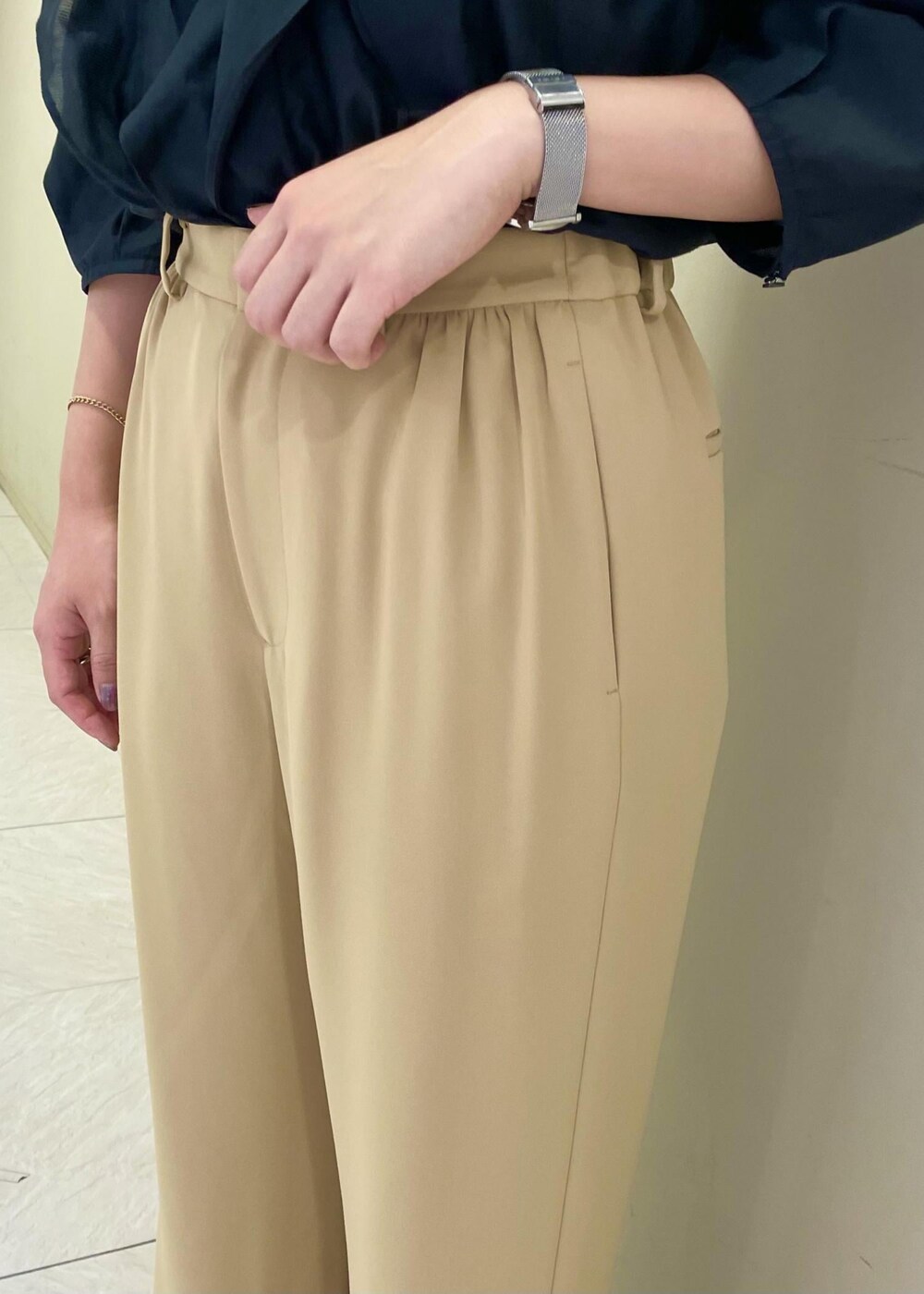 ベージュ系のその他パンツ、ブラック系のノーカラージャケット、ブラック系のパンプスを着用したレディースの秋コーディネートの8枚目の写真