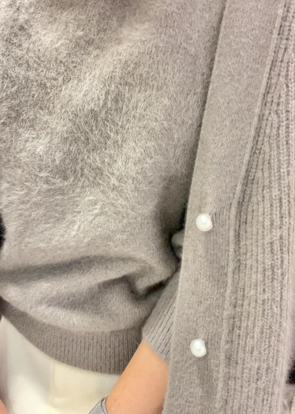 ホワイト系のハンドバッグ、ブラウン系のカーディガン/ボレロ、ブラウン系のニット/セーターを着用したレディースの秋コーディネートの9枚目の写真