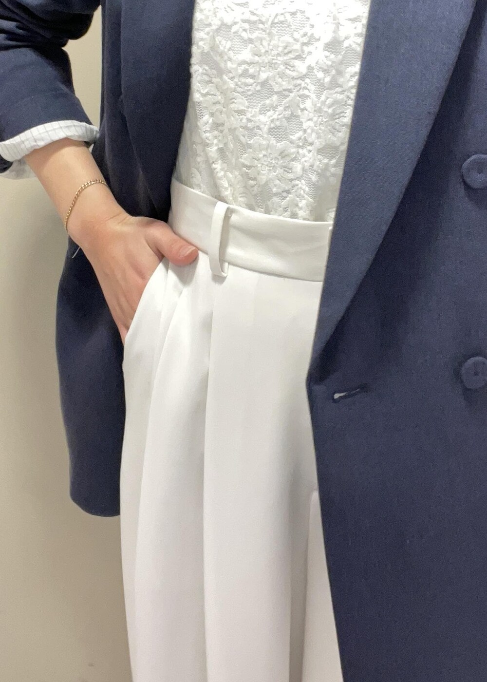 ホワイト系のその他パンツ、グリーン系のハンドバッグ、ブラック系のパンプスを着用したレディースの春コーディネートの9枚目の写真