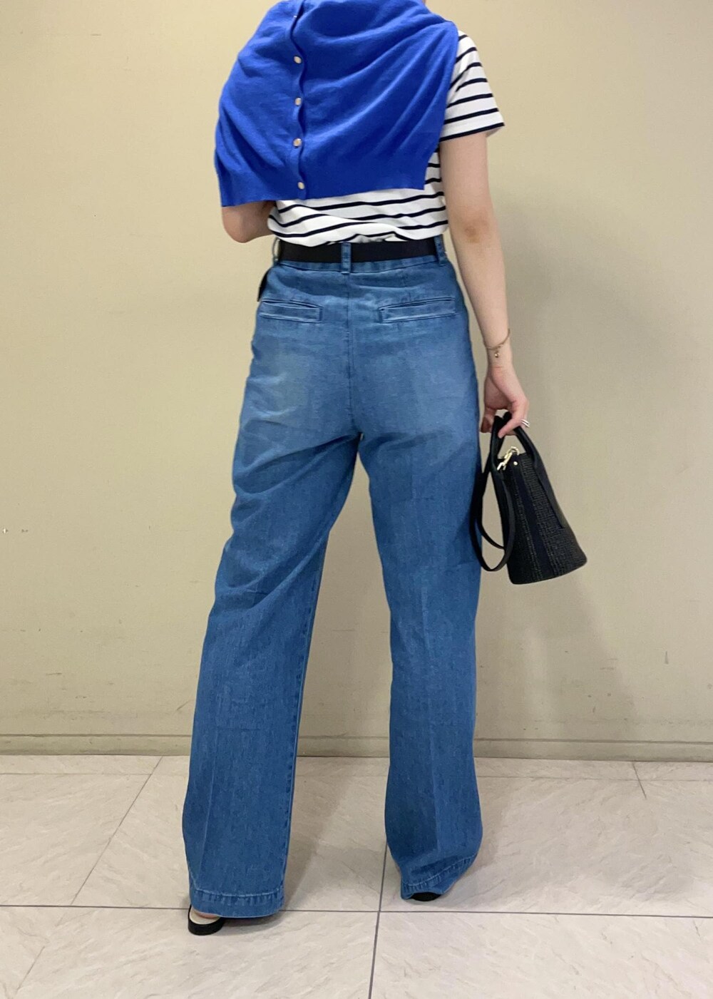 ブルー系のカーディガン/ボレロ、ブラック系のサンダル、ブラック系のハンドバッグを着用したレディースの夏コーディネートの5枚目の写真