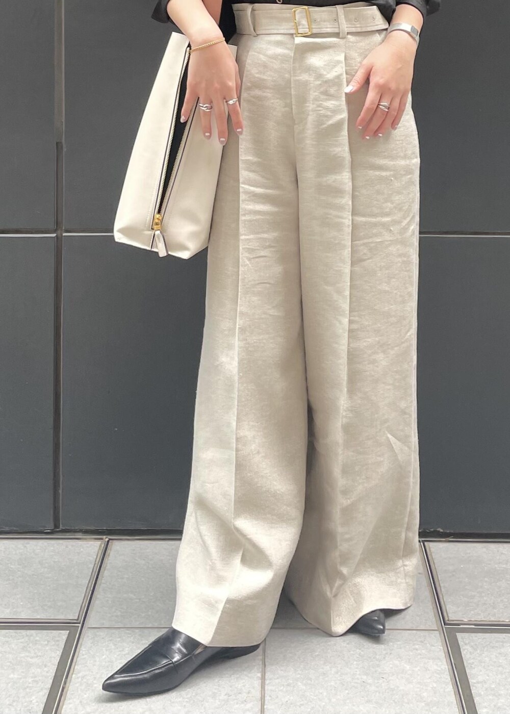 ブラック系のパンプス、ホワイト系のショルダーバッグ、ベージュ系のその他パンツを着用したレディースの春コーディネートの8枚目の写真