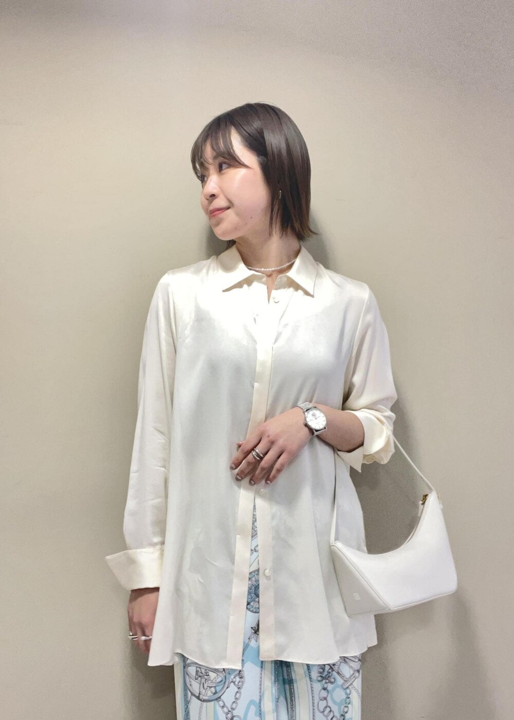 ホワイト系のハンドバッグ、ホワイト系のその他パンツ、ホワイト系のシャツ/ブラウスを着用したレディースの春コーディネートの8枚目の写真