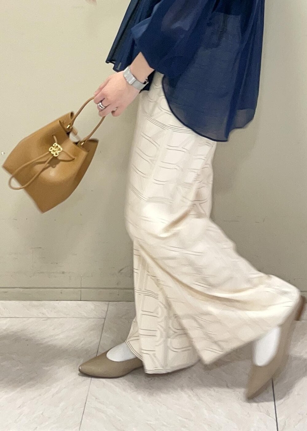 イエロー系のハンドバッグ、ホワイト系のその他パンツ、ブルー系のシャツ/ブラウスを着用したレディースの冬コーディネートの10枚目の写真